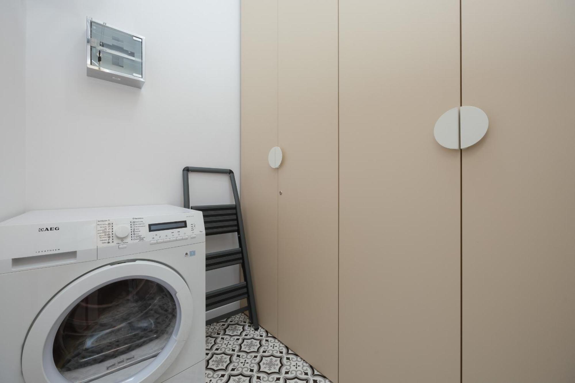 Spacious Filtry Near Pola Mokotowskie By Renters Apartment