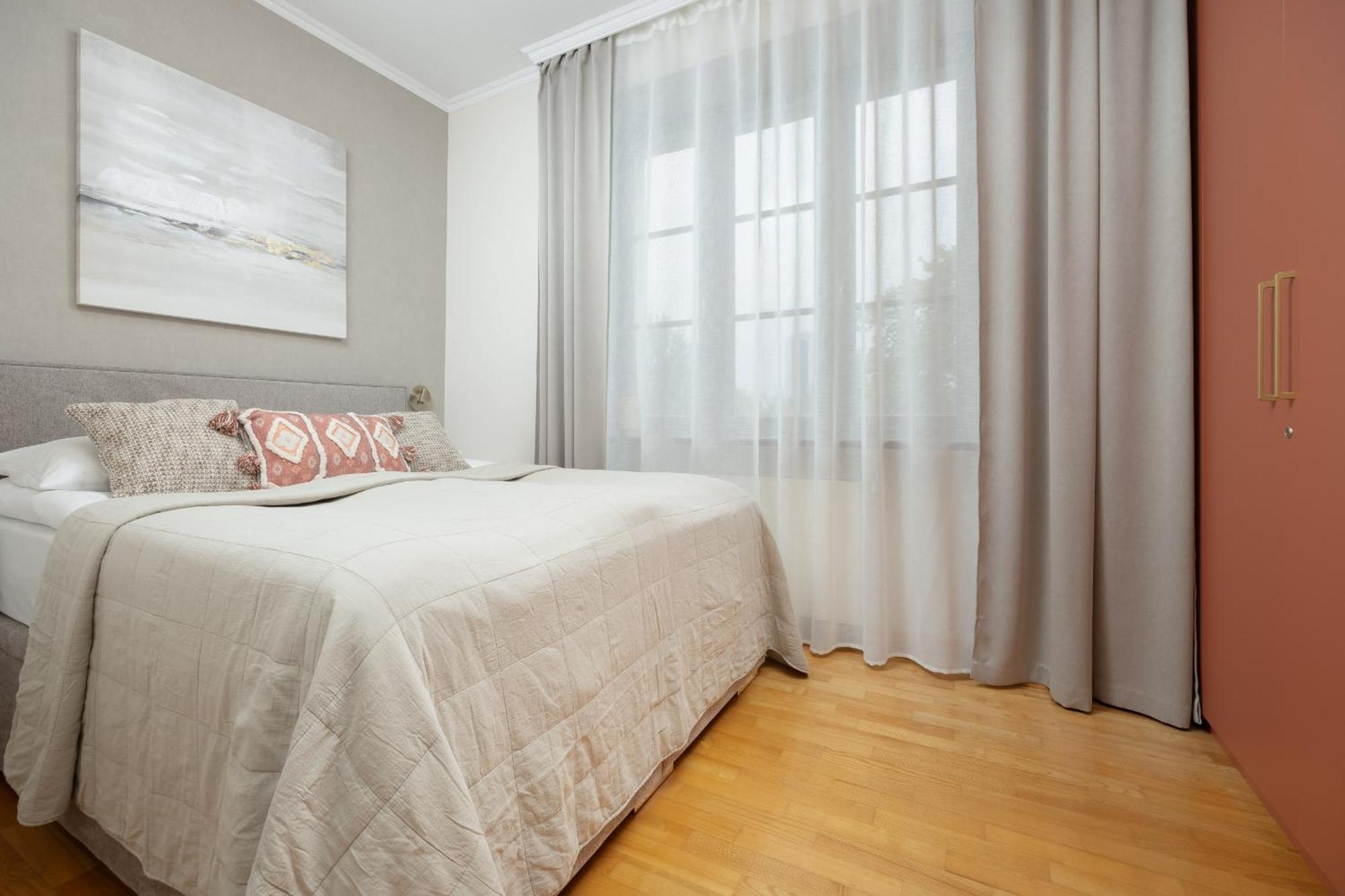 Spacious Filtry Near Pola Mokotowskie By Renters Apartment