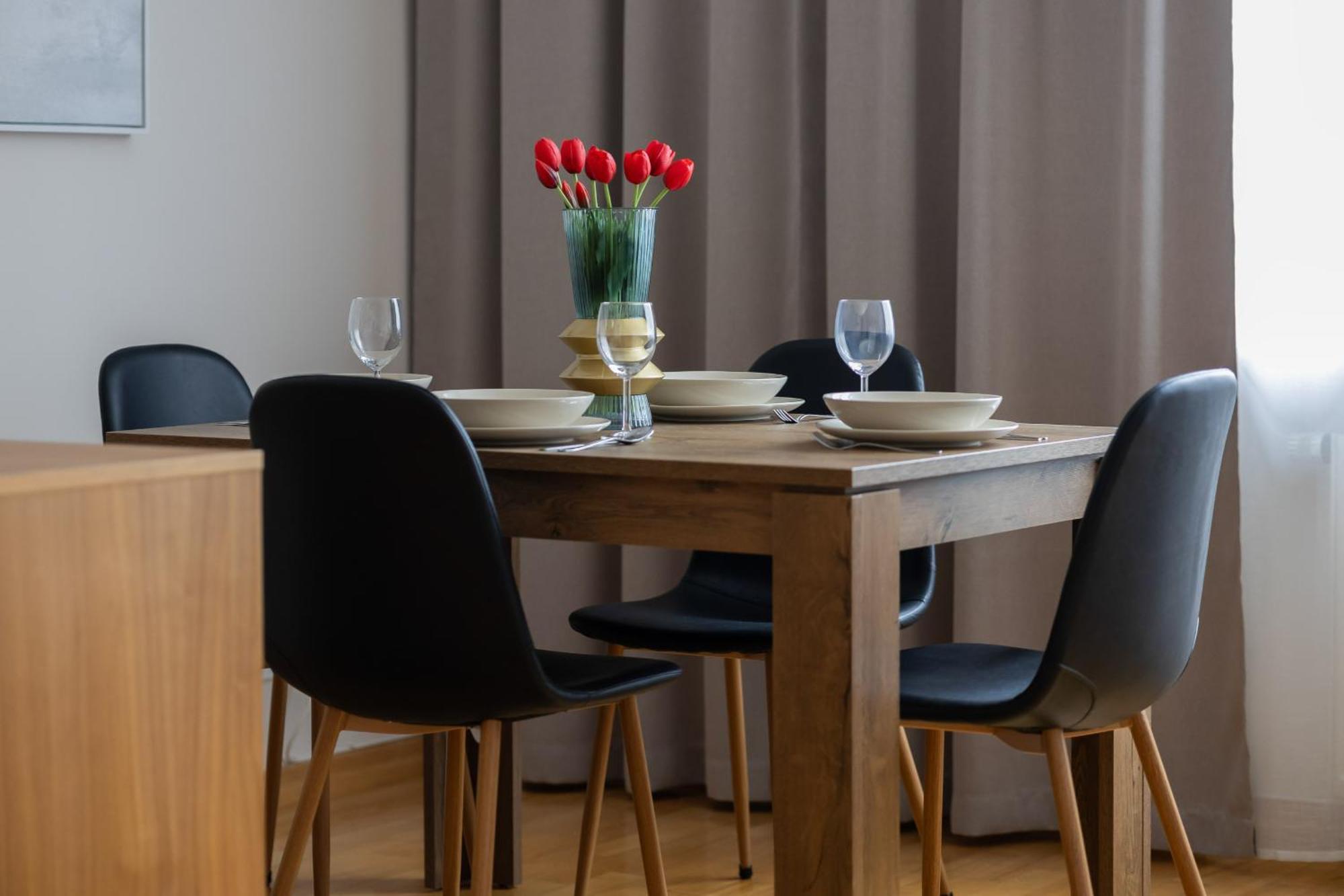 Spacious Filtry Near Pola Mokotowskie By Renters Apartment *